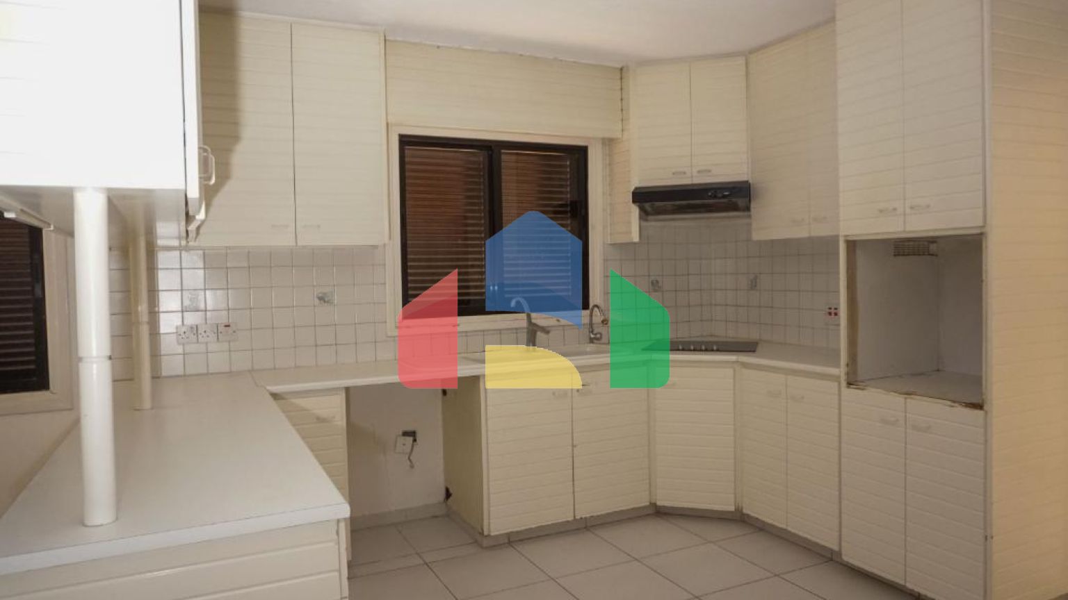 Продаж - Котедж 345 m² В Никосии