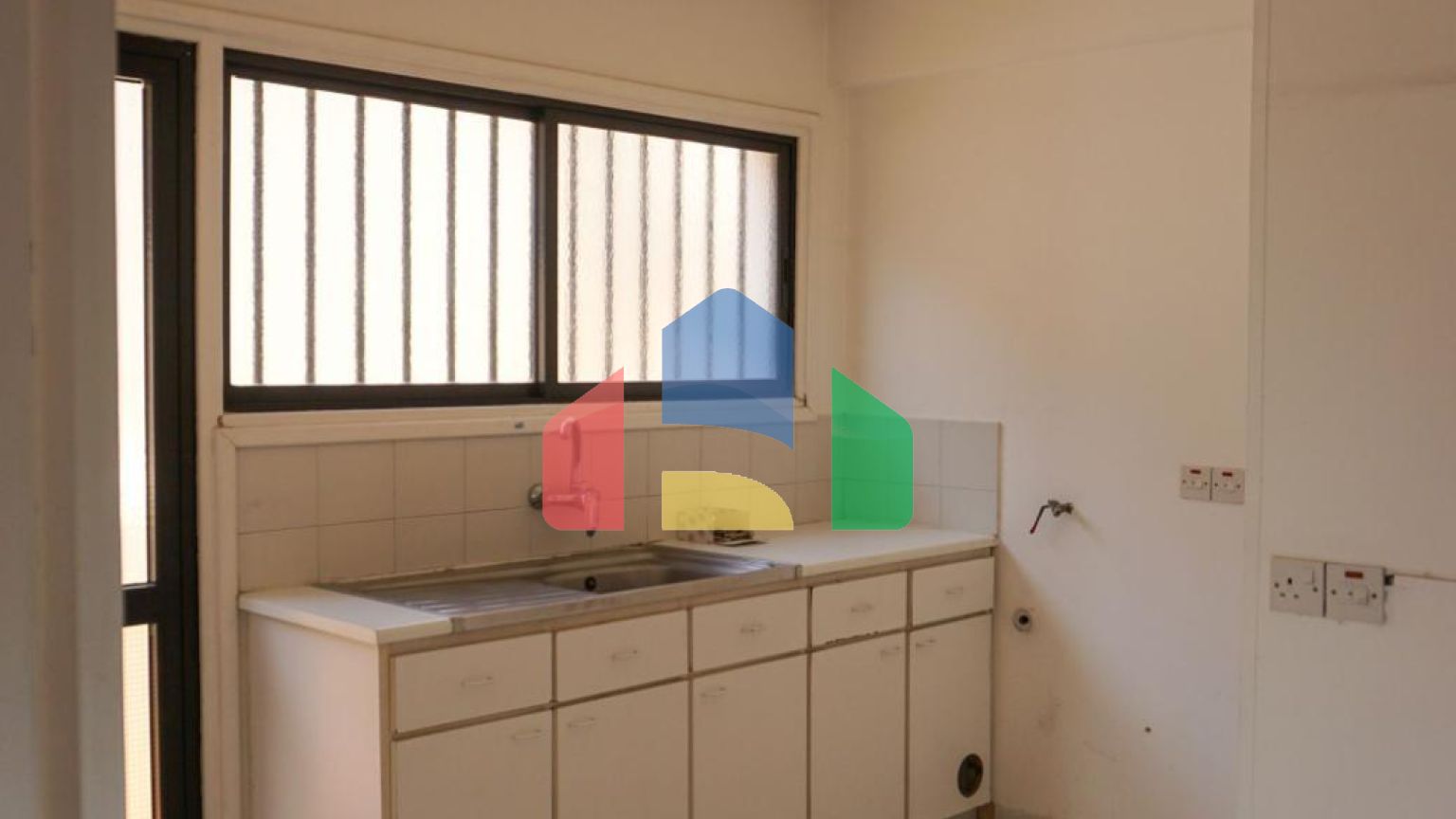 Продаж - Котедж 345 m² В Никосии