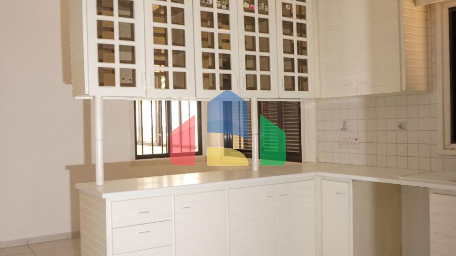 Продаж - Котедж 345 m² В Никосии