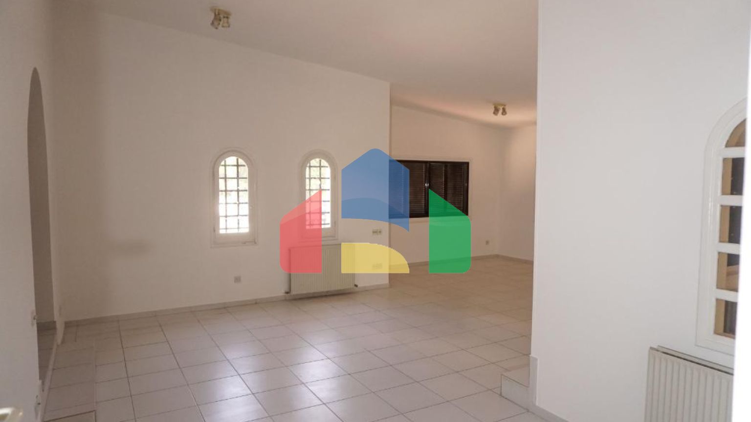 Продаж - Котедж 345 m² В Никосии