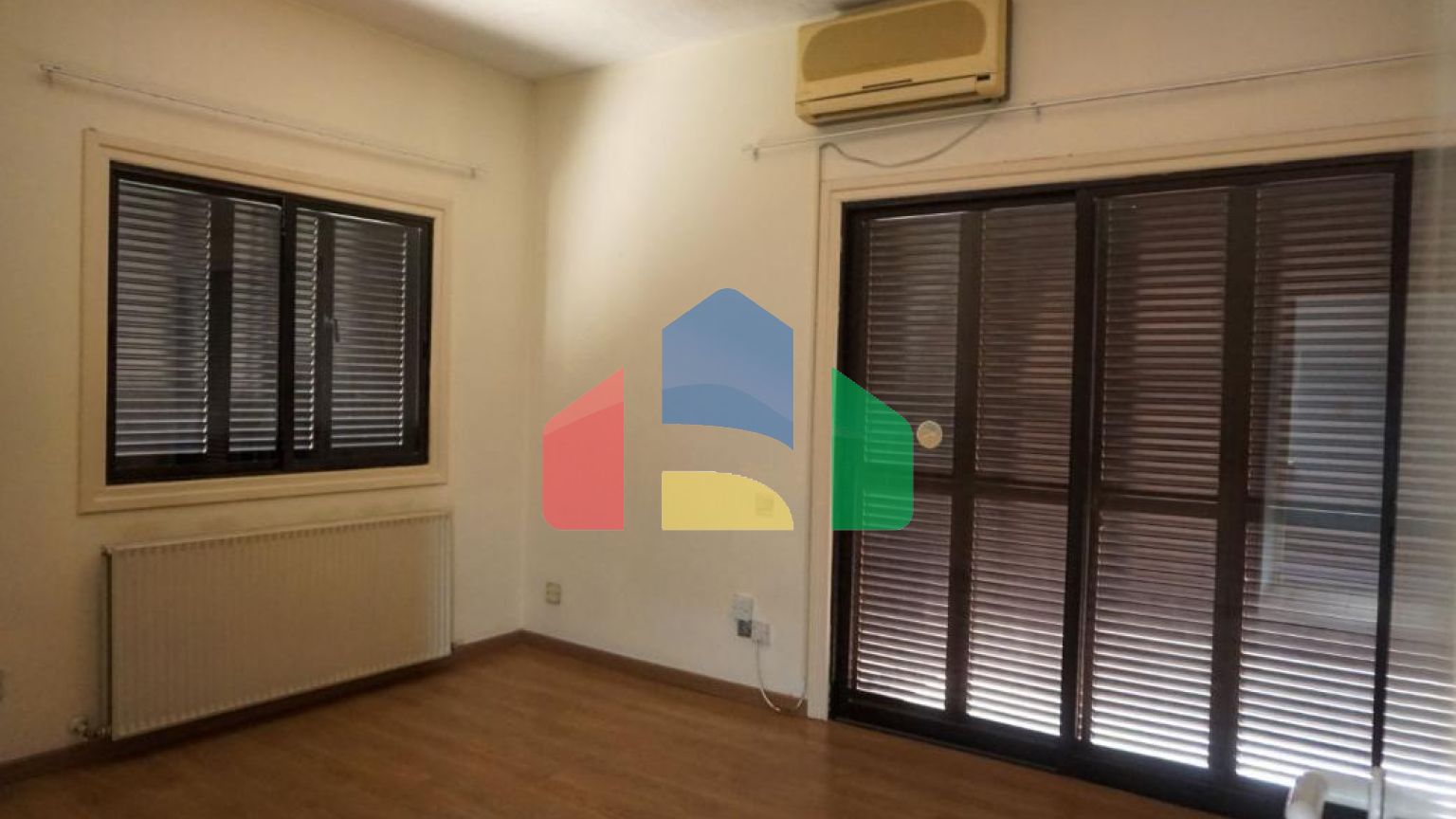 Продаж - Котедж 345 m² В Никосии