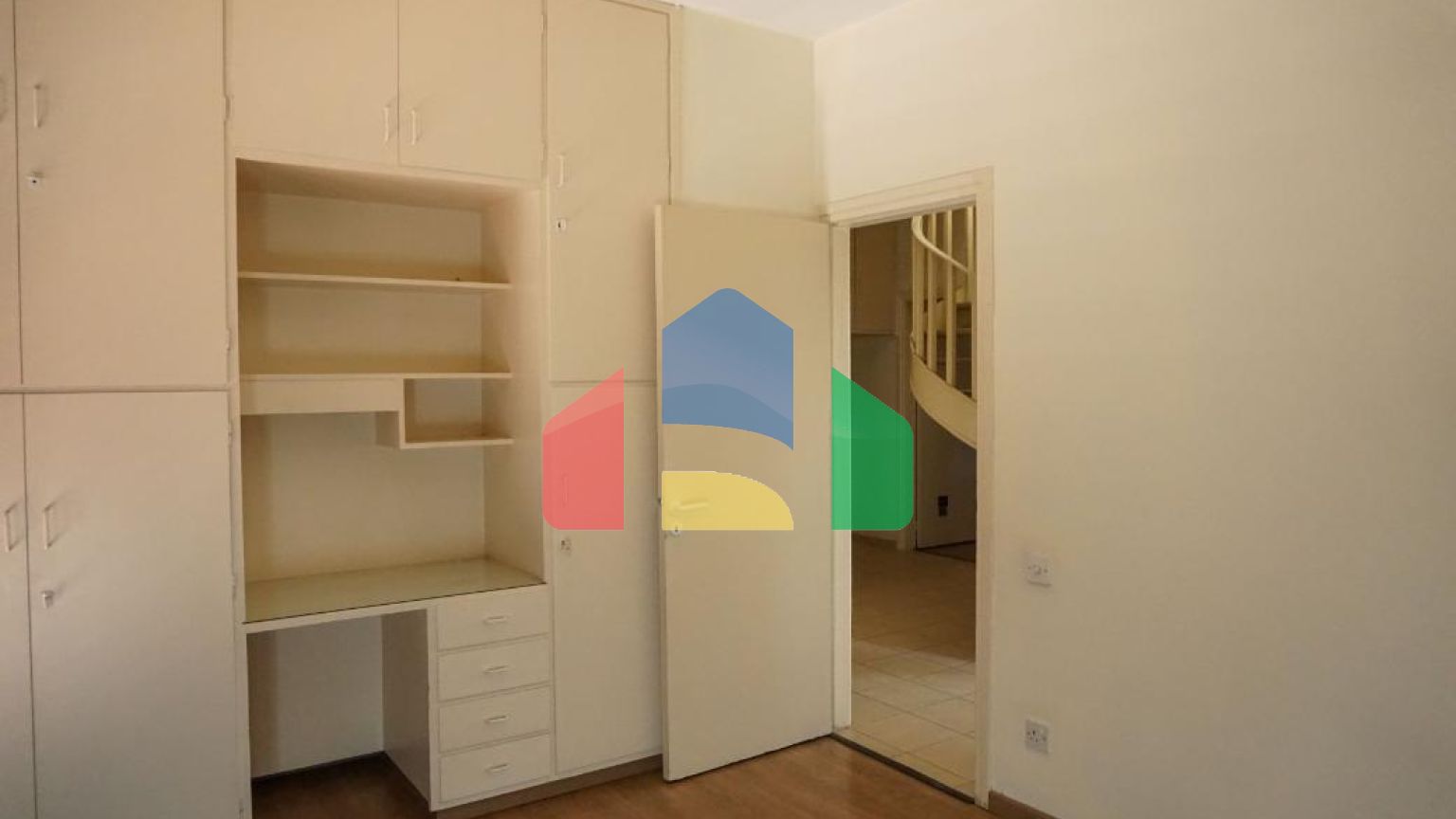 Продаж - Котедж 345 m² В Никосии