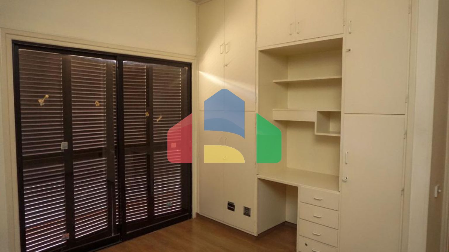 Продаж - Котедж 345 m² В Никосии