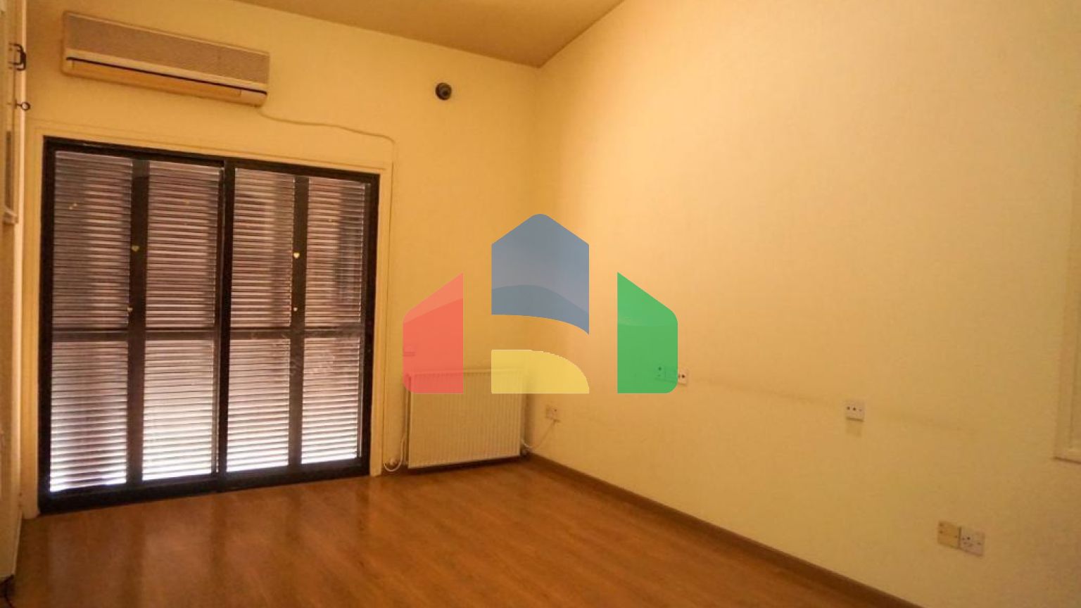 Продаж - Котедж 345 m² В Никосии