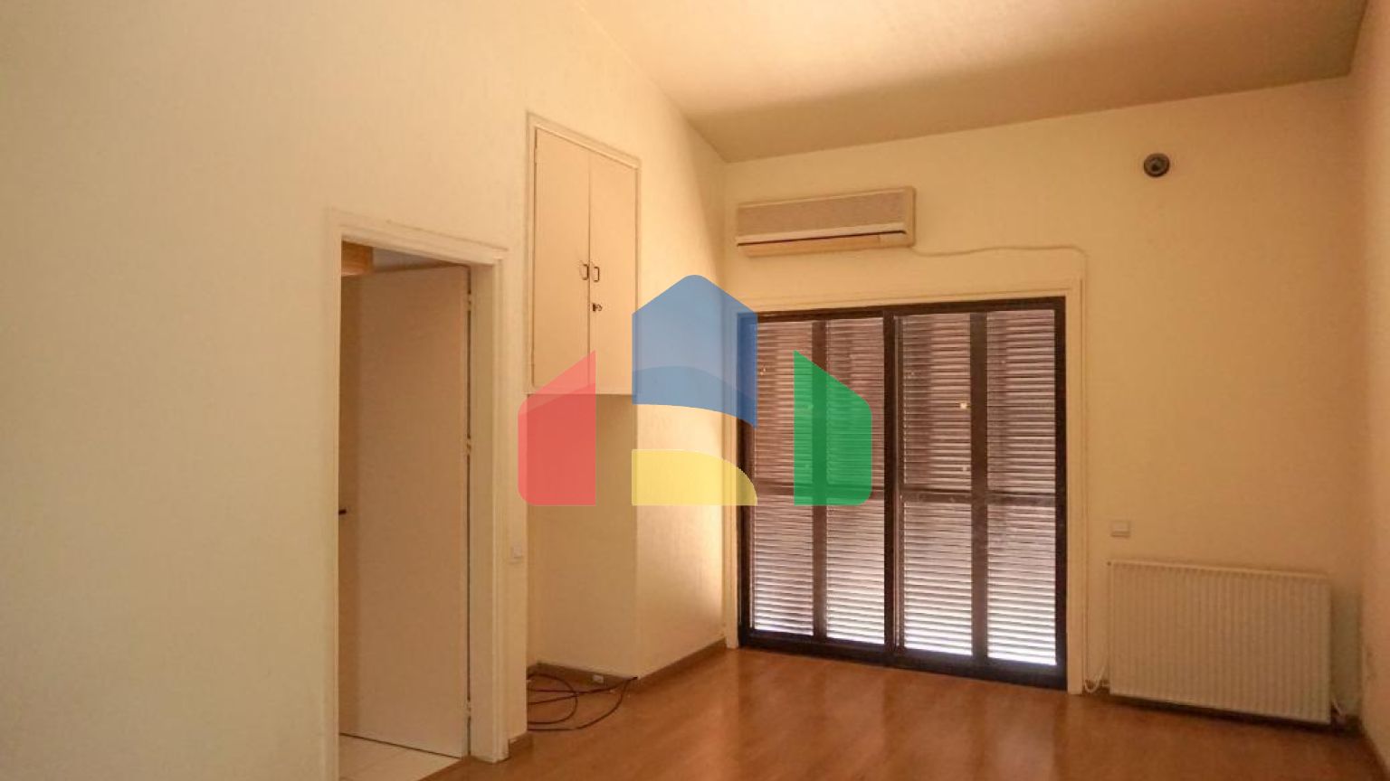 Продаж - Котедж 345 m² В Никосии