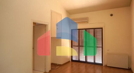 Продаж - Котедж 345 m² В Никосии