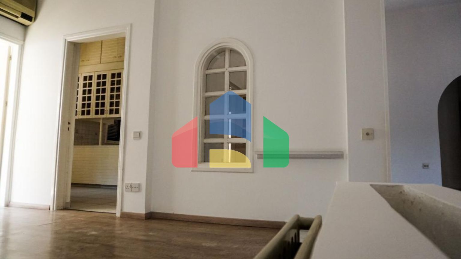 Продаж - Котедж 345 m² В Никосии