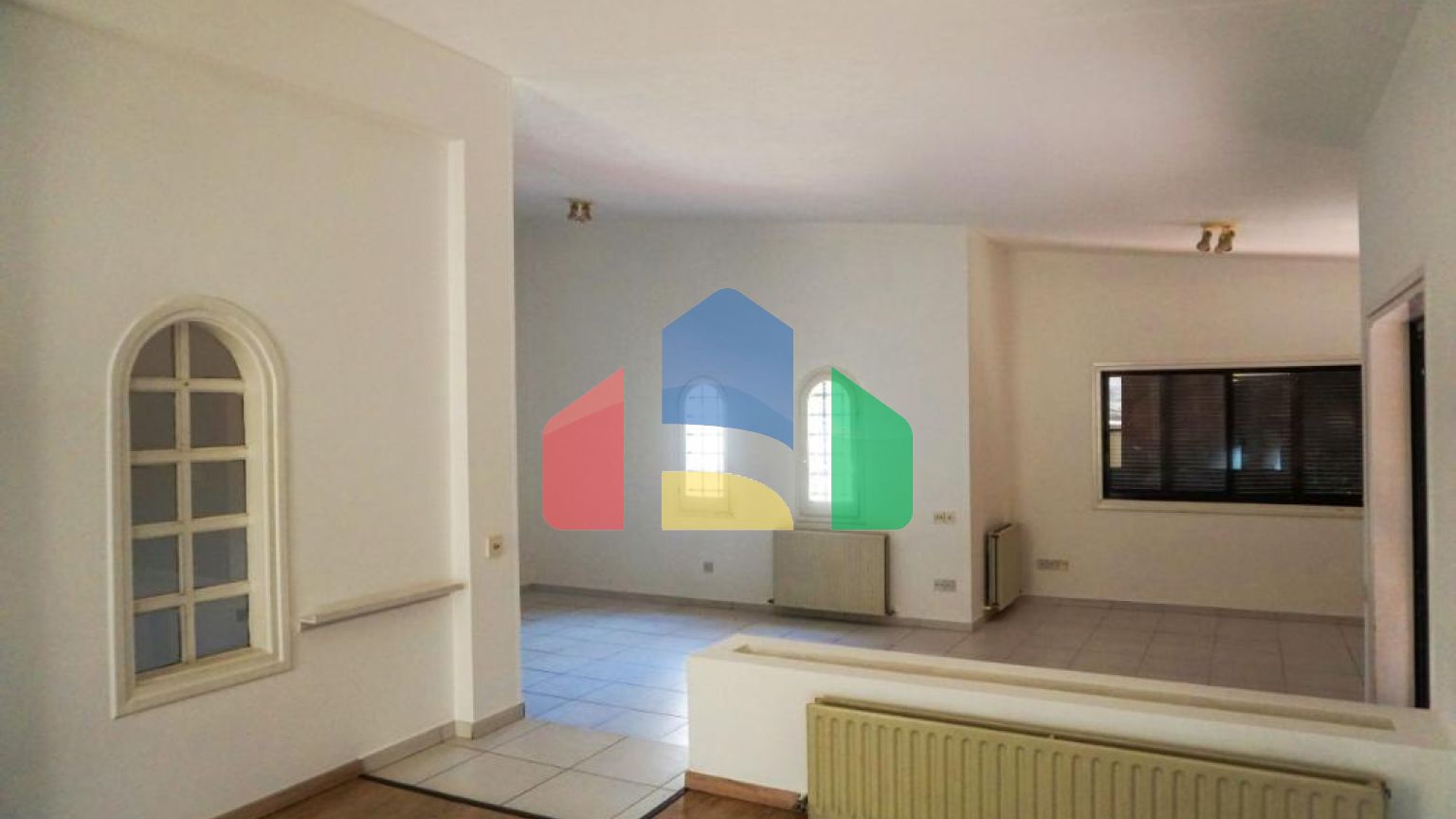 Продаж - Котедж 345 m² В Никосии