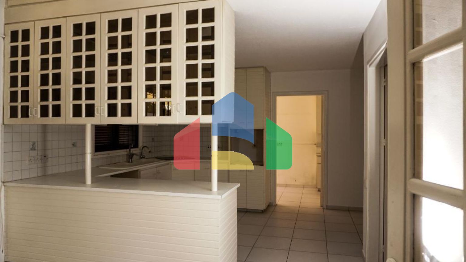 Продаж - Котедж 345 m² В Никосии