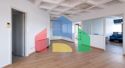 Продаж - Бізнес 238 m² В Никосии