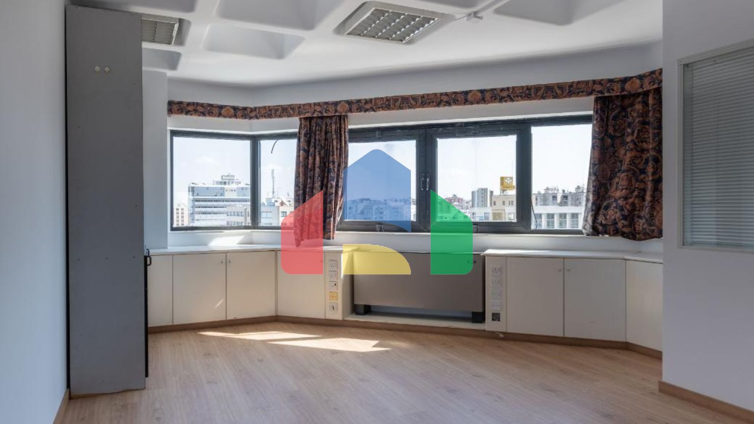 Продаж - Бізнес 2006 m² В Никосии