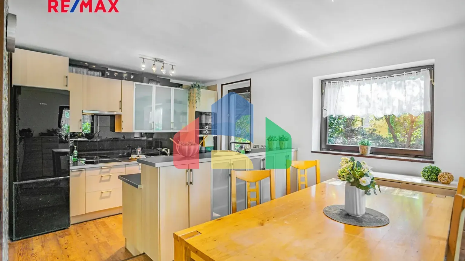 На продажу семейные дома 339 m², земельный участок 925 m²