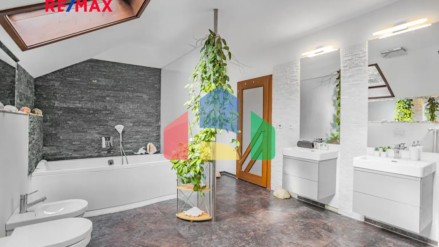 На продажу семейные дома 339 m², земельный участок 925 m²