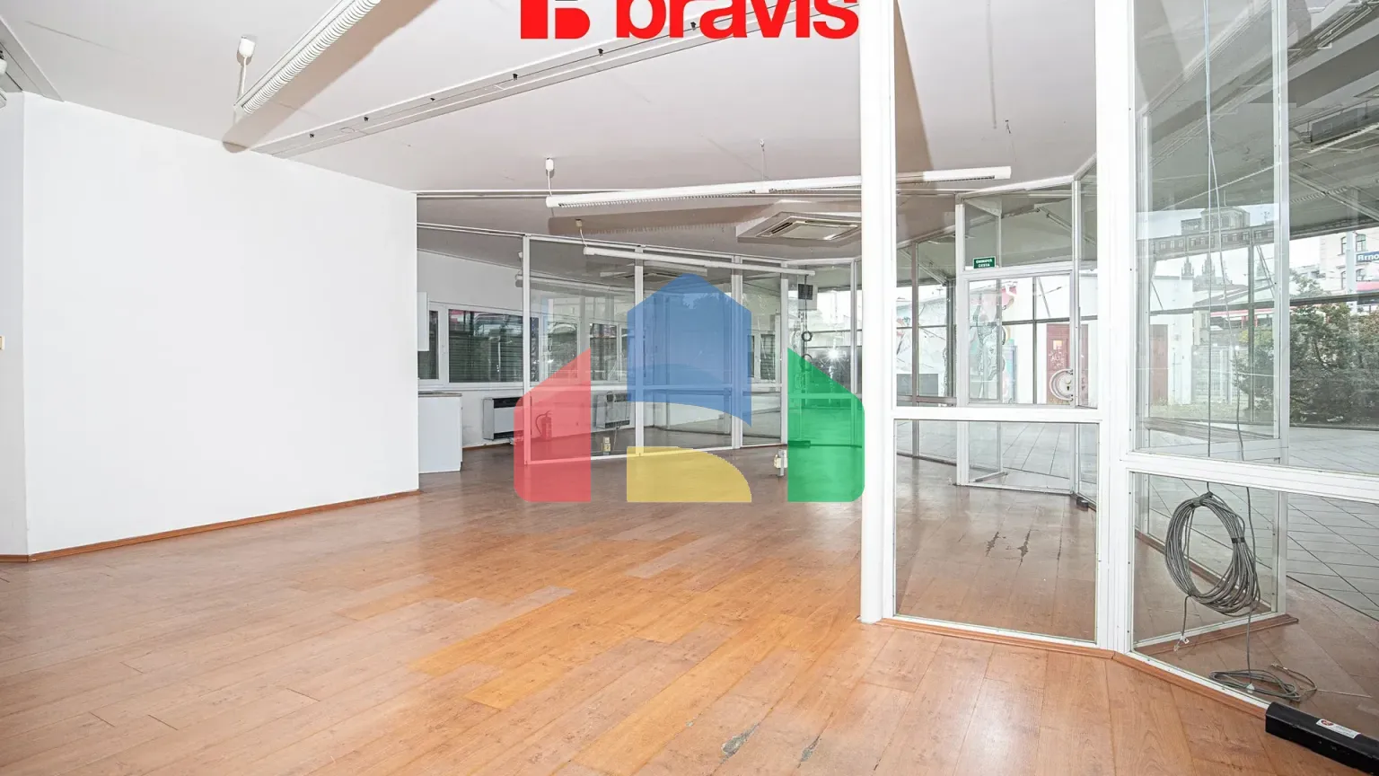 На продажу торговые помещения 600 m²