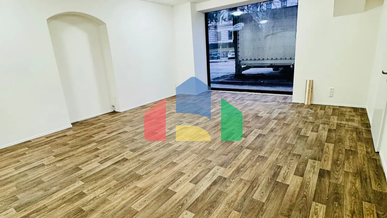 На продажу многоквартирные дома 300 m²