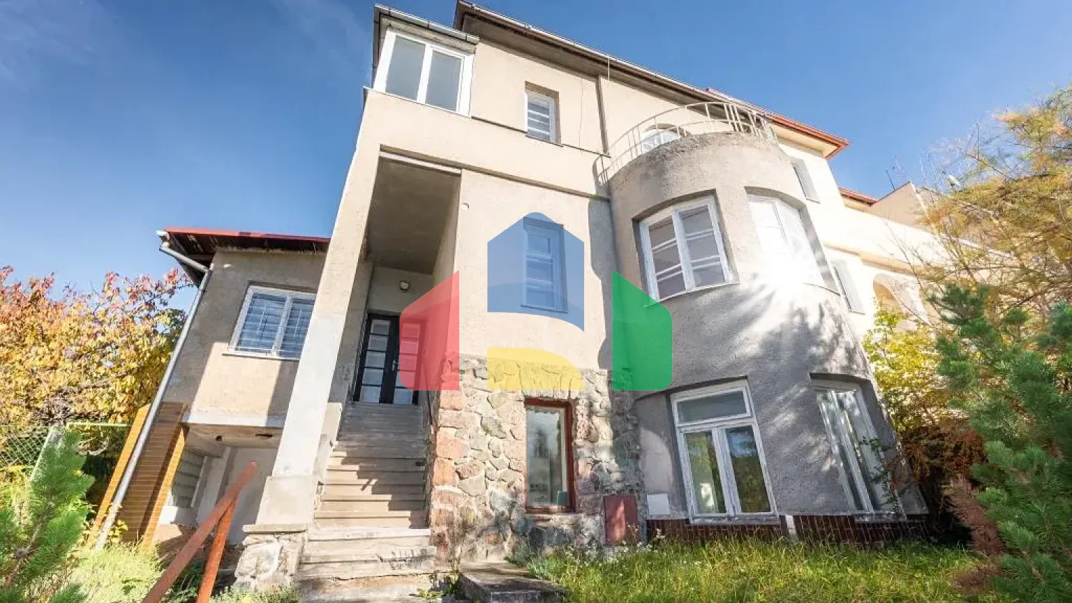 На продажу виллы 350 m², земельный участок 601 m²