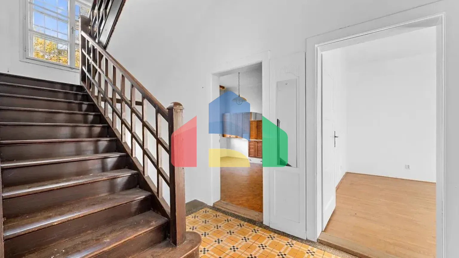 На продажу виллы 350 m², земельный участок 601 m²