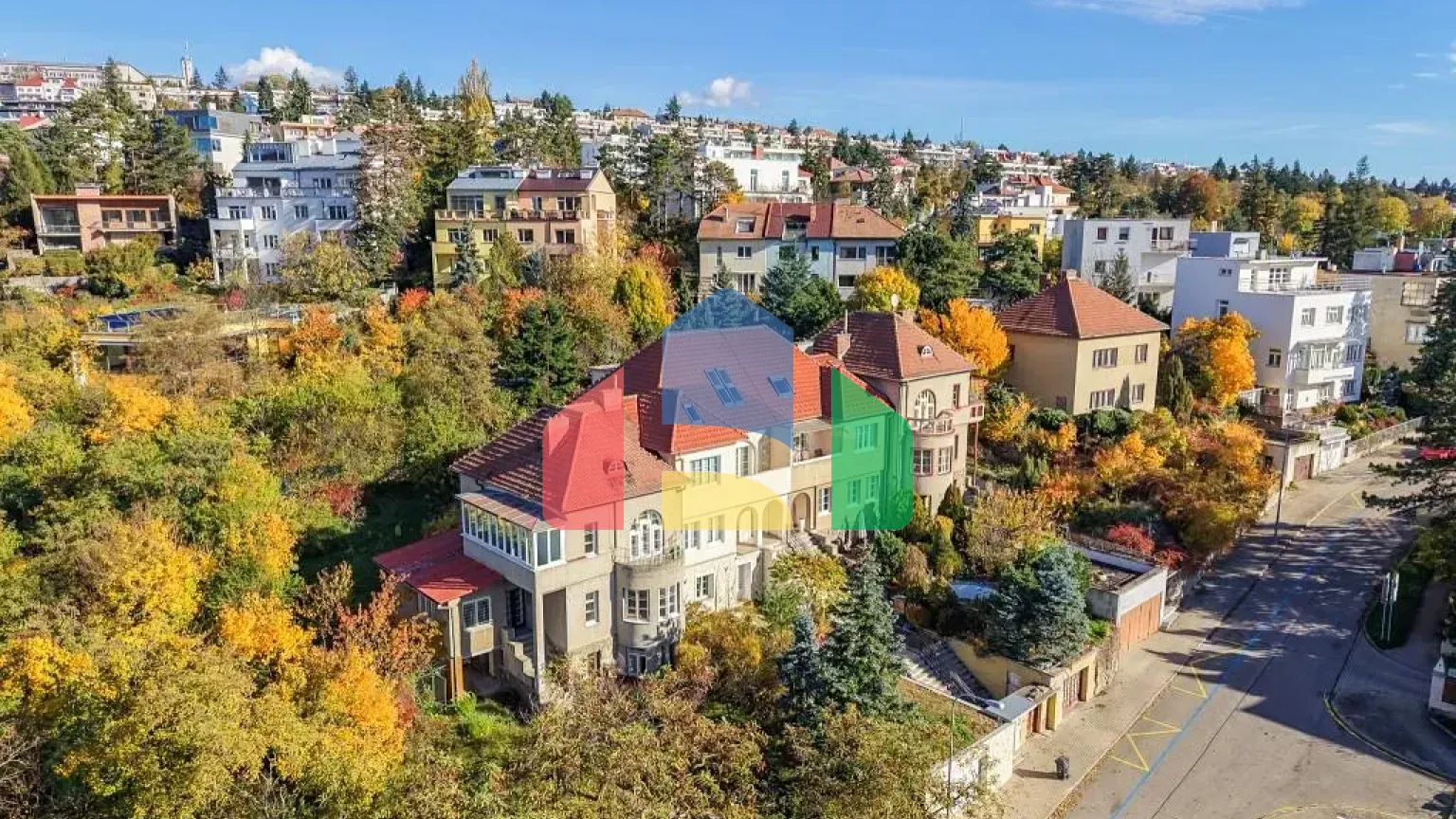 На продажу виллы 350 m², земельный участок 601 m²