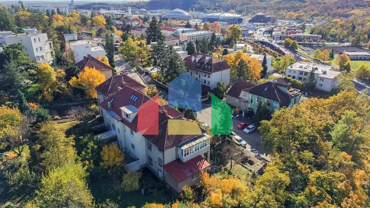 На продажу виллы 350 m², земельный участок 601 m²