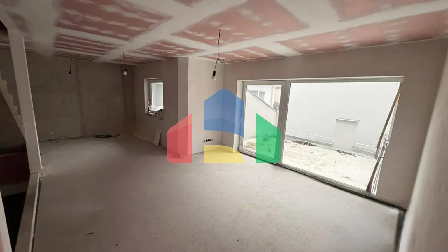 На продажу квартира 5-комн. студия 185 m²