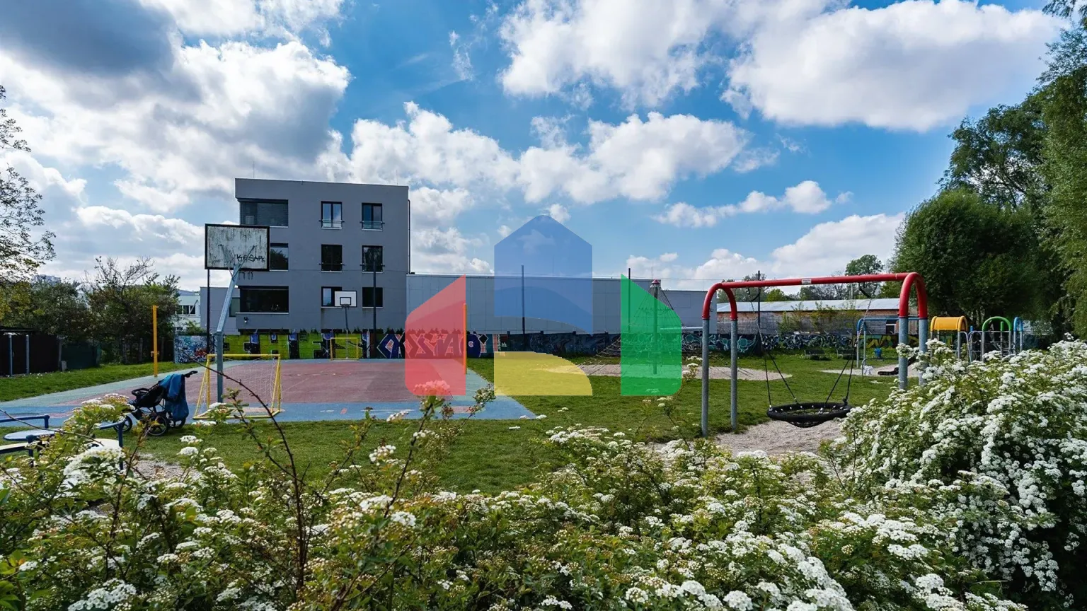 На продажу торговые помещения 127 m²