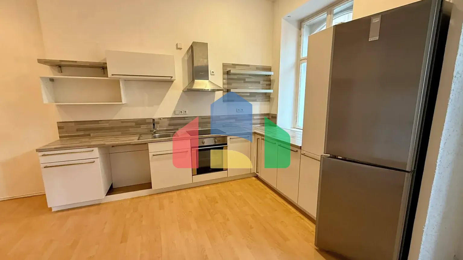 На продажу квартира 3-комн. студия 88 m²