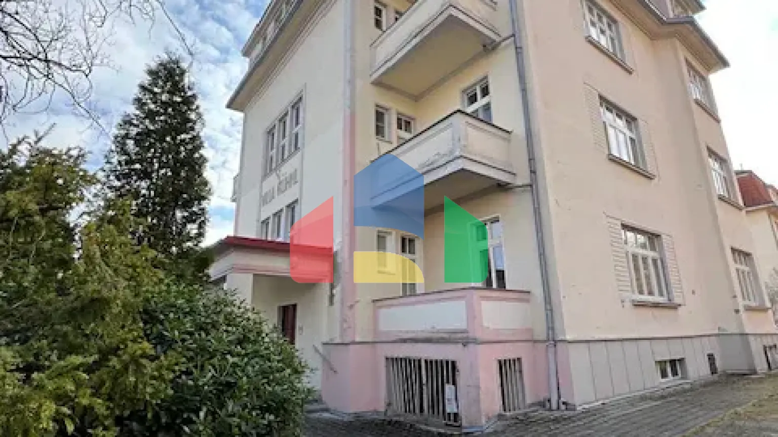 На продажу квартира 3-комн. студия 105 m²