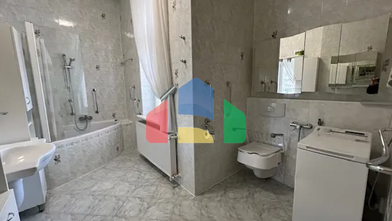 На продажу квартира 3-комн. студия 105 m²