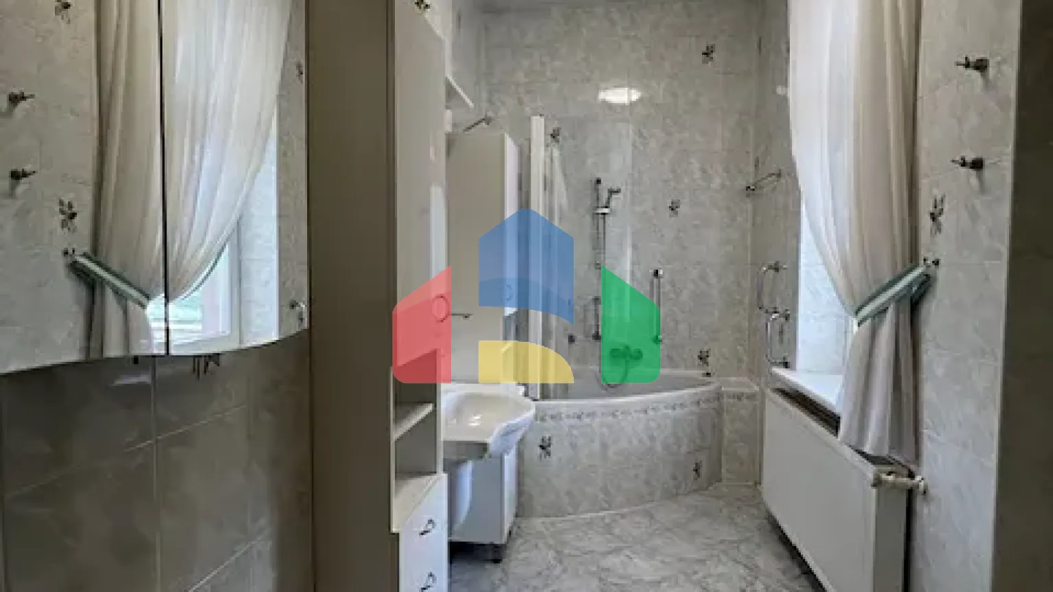 На продажу квартира 3-комн. студия 105 m²