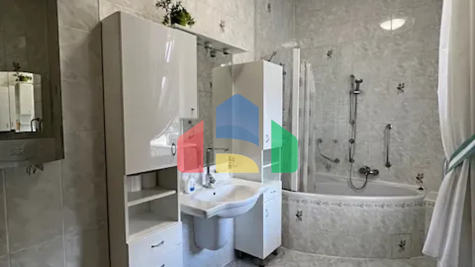 На продажу квартира 3-комн. студия 105 m²