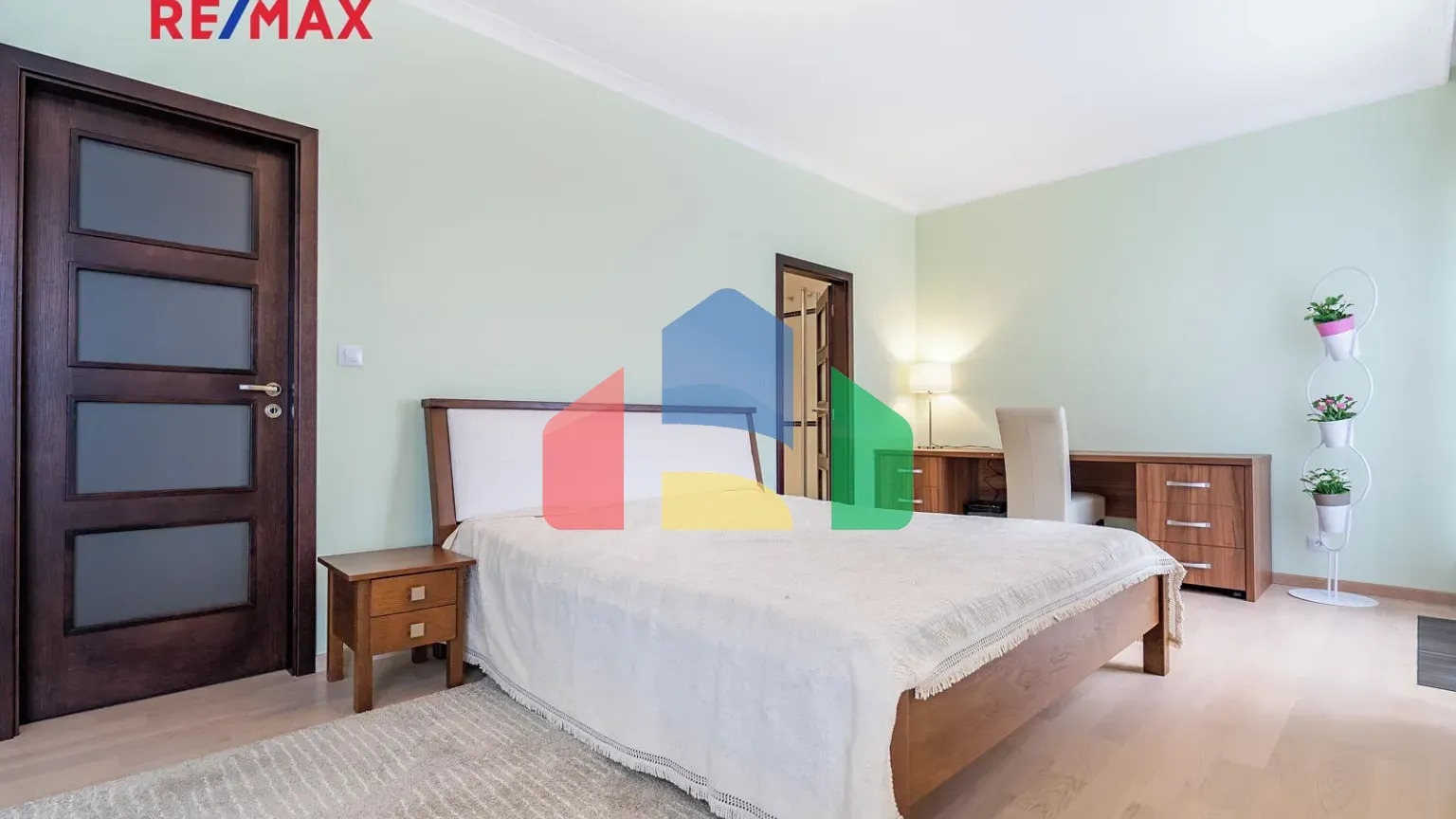 На продажу квартира 4-комн. студия 171 m²