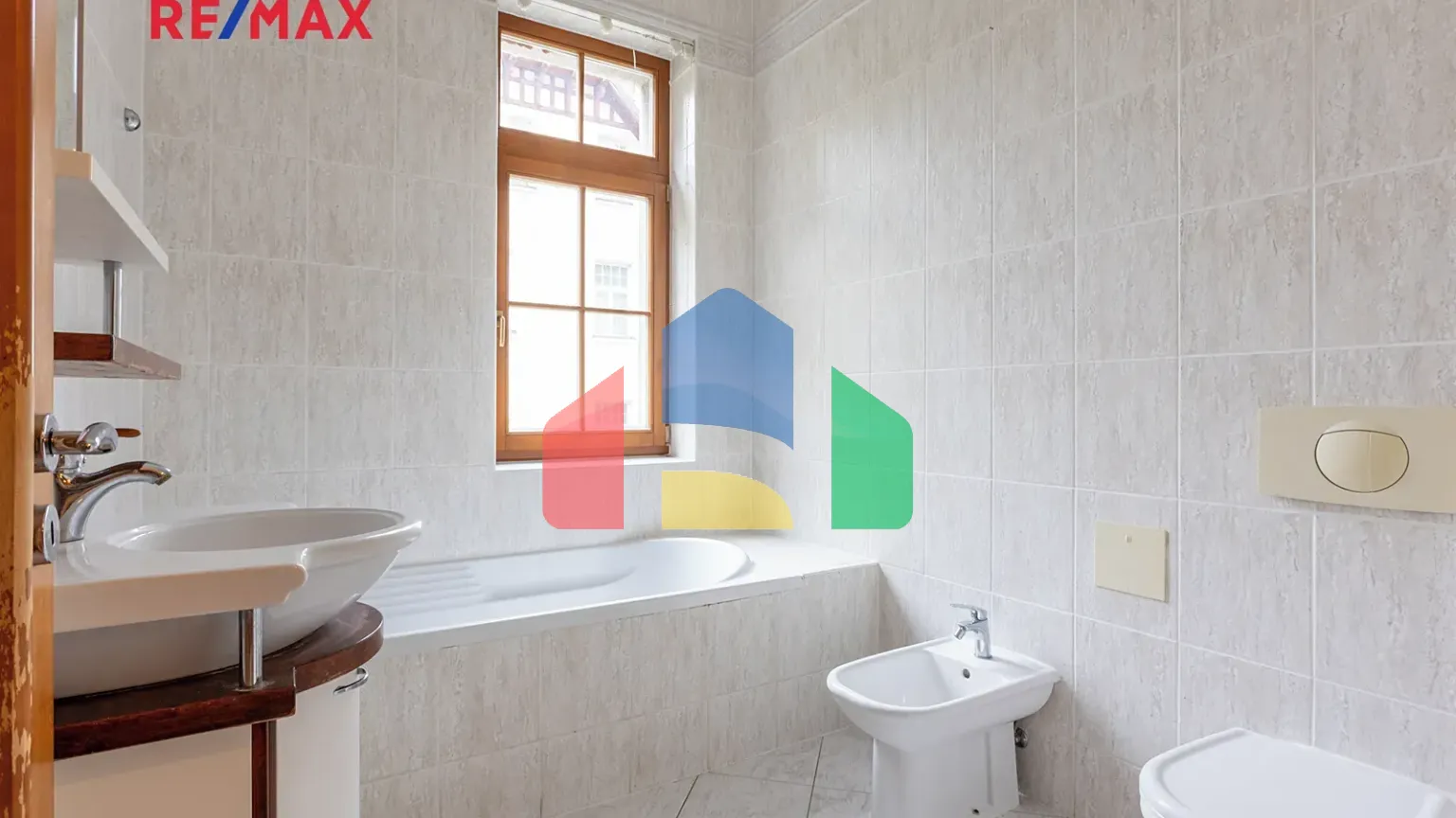 На продажу квартира 3-комн. студия 120 m²