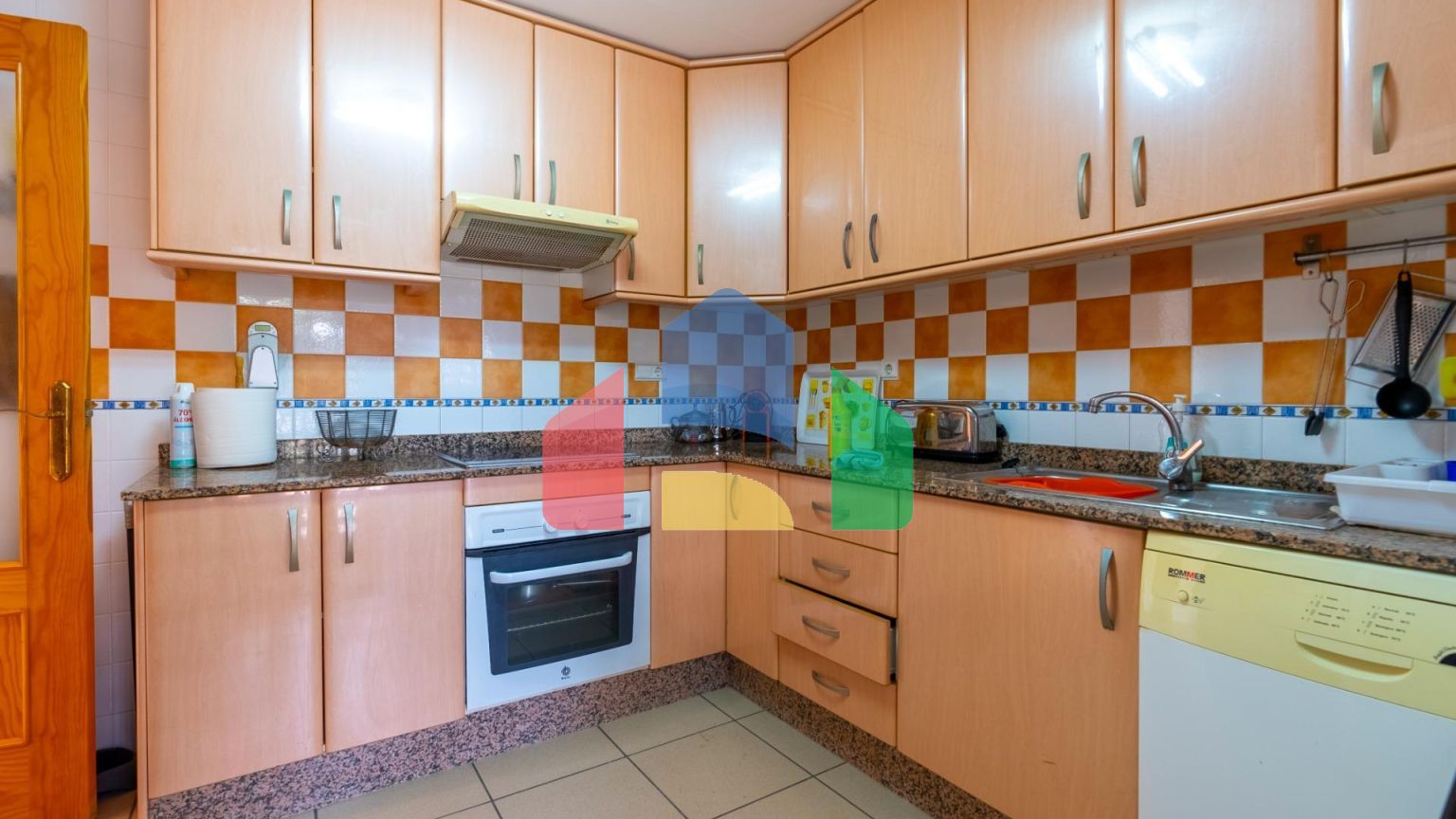 ОТЛИЧНАЯ КВАРТИРА НА ПЕРВОМ ЭТАЖЕ С СОБСТВЕННЫМ УЧАСТКОМ В 100 ШАГАХ ОТ МОРЯ