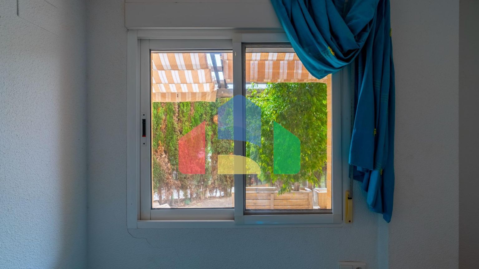 ОТЛИЧНАЯ КВАРТИРА НА ПЕРВОМ ЭТАЖЕ С СОБСТВЕННЫМ УЧАСТКОМ В 100 ШАГАХ ОТ МОРЯ