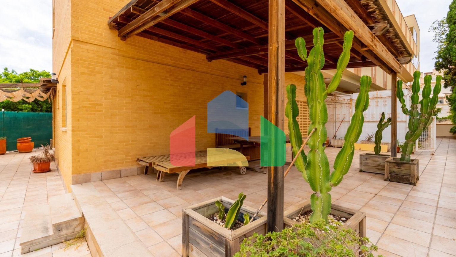 ОТЛИЧНАЯ КВАРТИРА НА ПЕРВОМ ЭТАЖЕ С СОБСТВЕННЫМ УЧАСТКОМ В 100 ШАГАХ ОТ МОРЯ