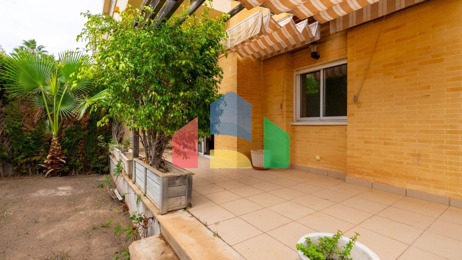 ОТЛИЧНАЯ КВАРТИРА НА ПЕРВОМ ЭТАЖЕ С СОБСТВЕННЫМ УЧАСТКОМ В 100 ШАГАХ ОТ МОРЯ