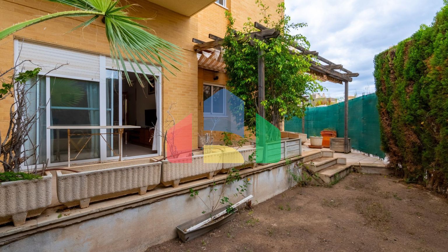 ОТЛИЧНАЯ КВАРТИРА НА ПЕРВОМ ЭТАЖЕ С СОБСТВЕННЫМ УЧАСТКОМ В 100 ШАГАХ ОТ МОРЯ