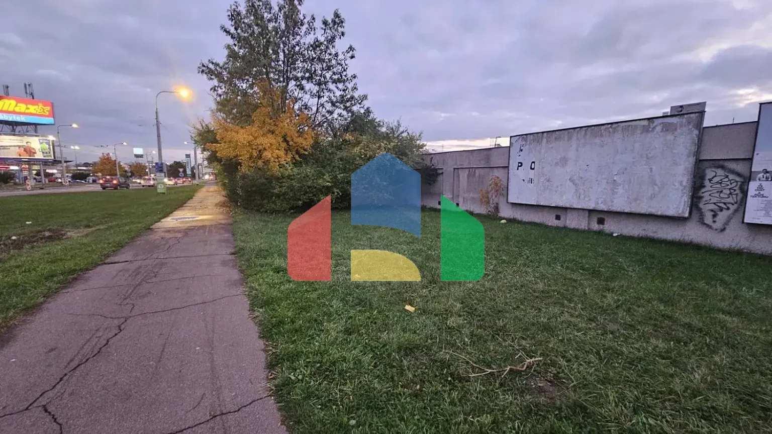 На продажу коммерческие участки 692 m²