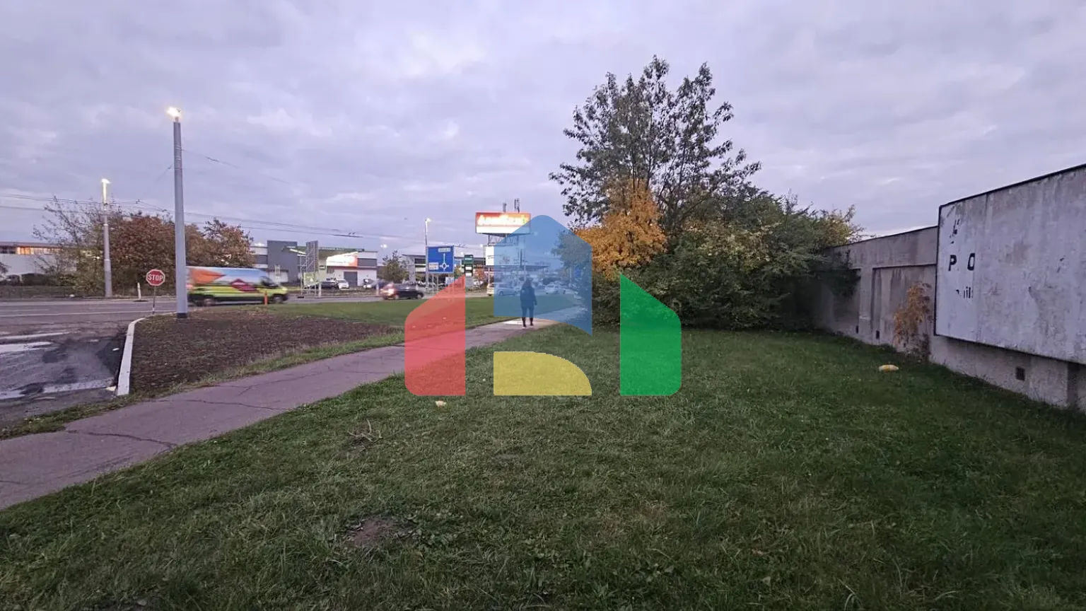 На продажу коммерческие участки 692 m²