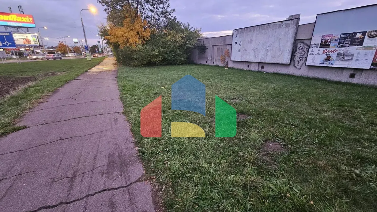 На продажу коммерческие участки 692 m²