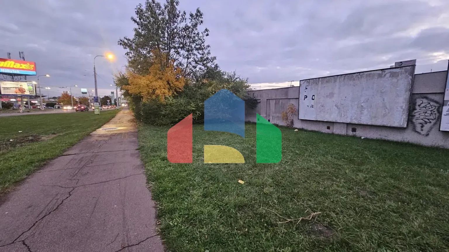 На продажу коммерческие участки 692 m²