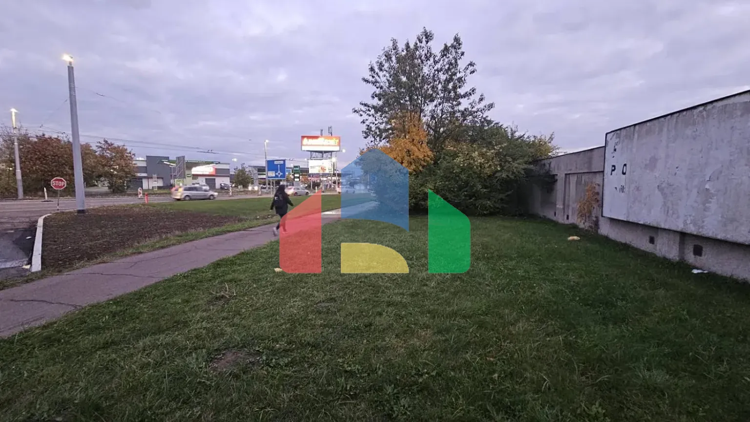 На продажу коммерческие участки 692 m²