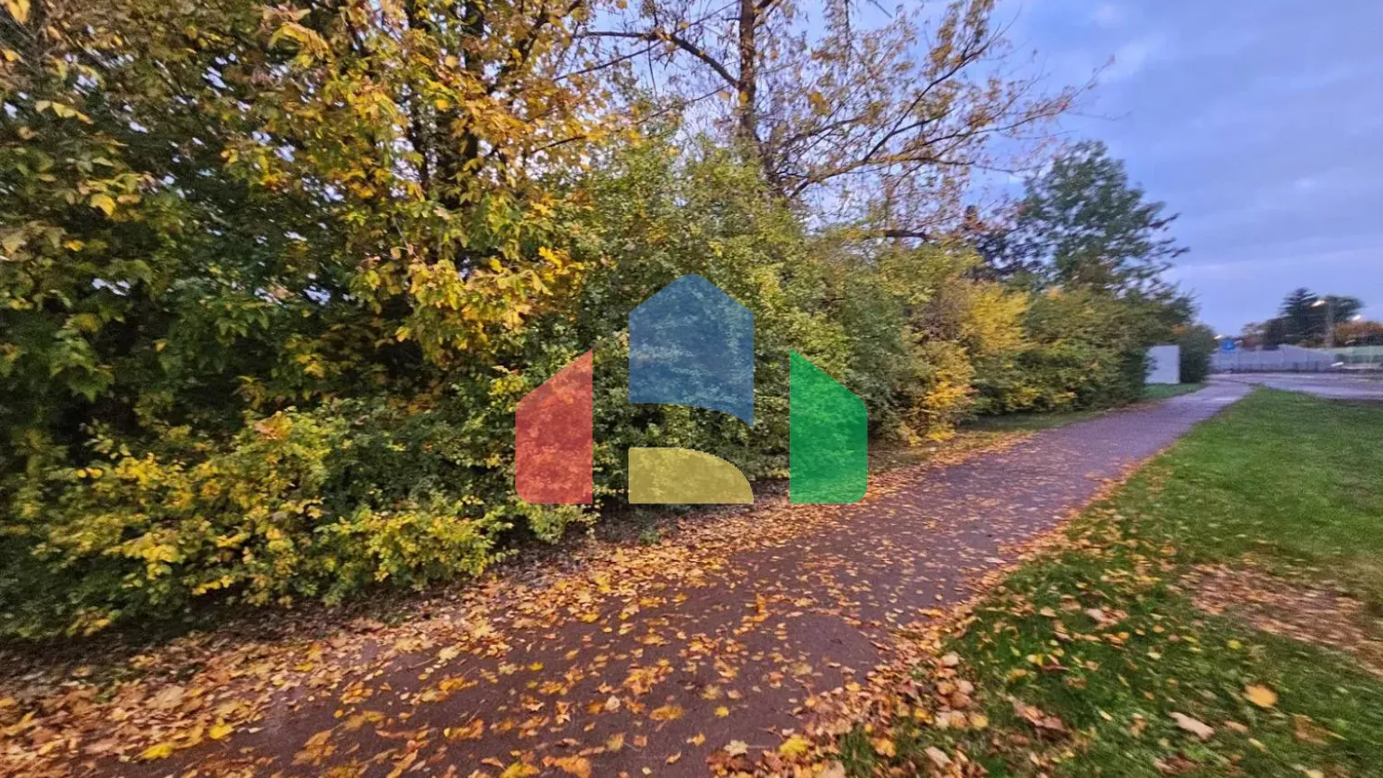 На продажу коммерческие участки 692 m²