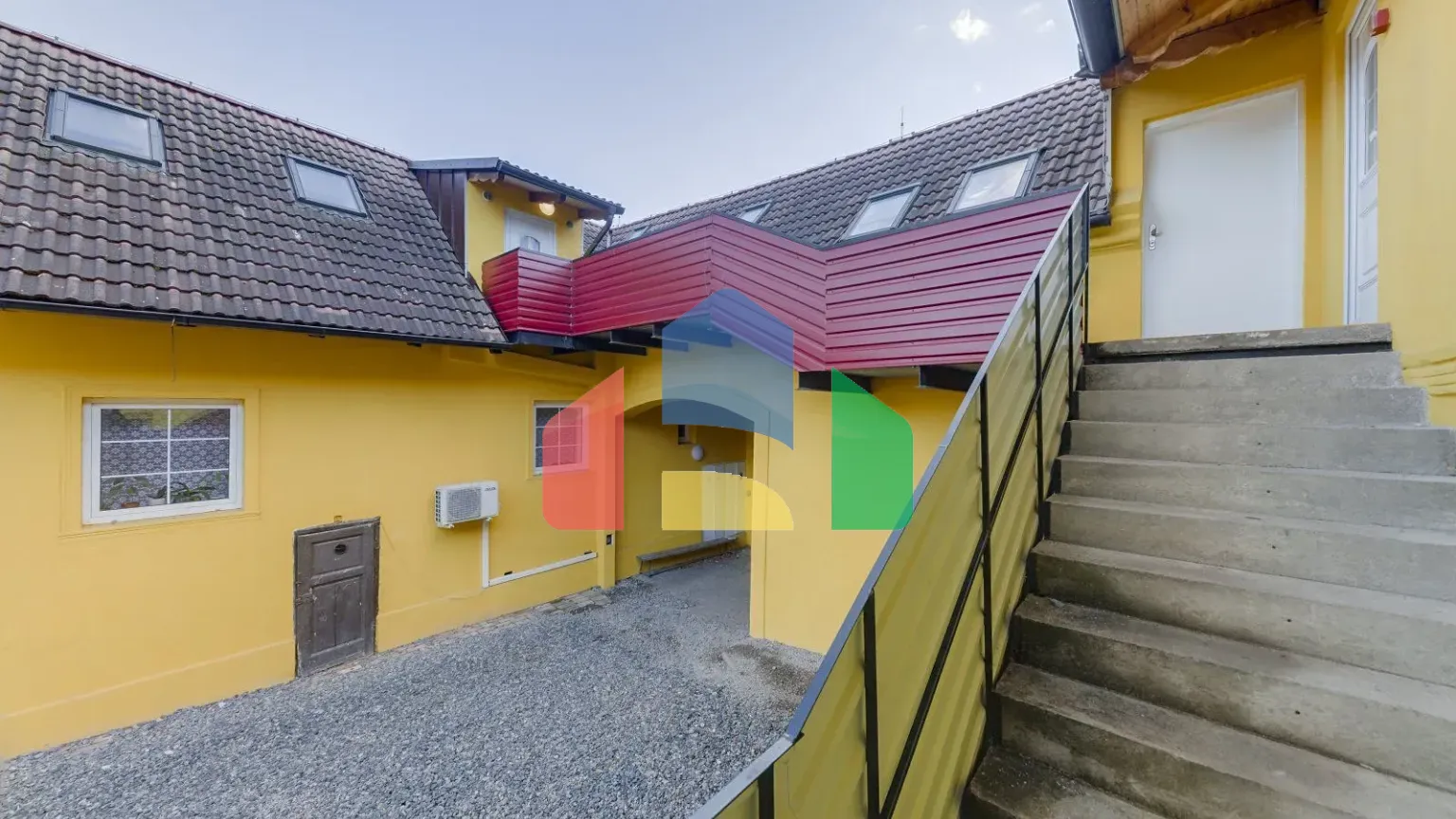 На продажу многоквартирные дома 898 m²