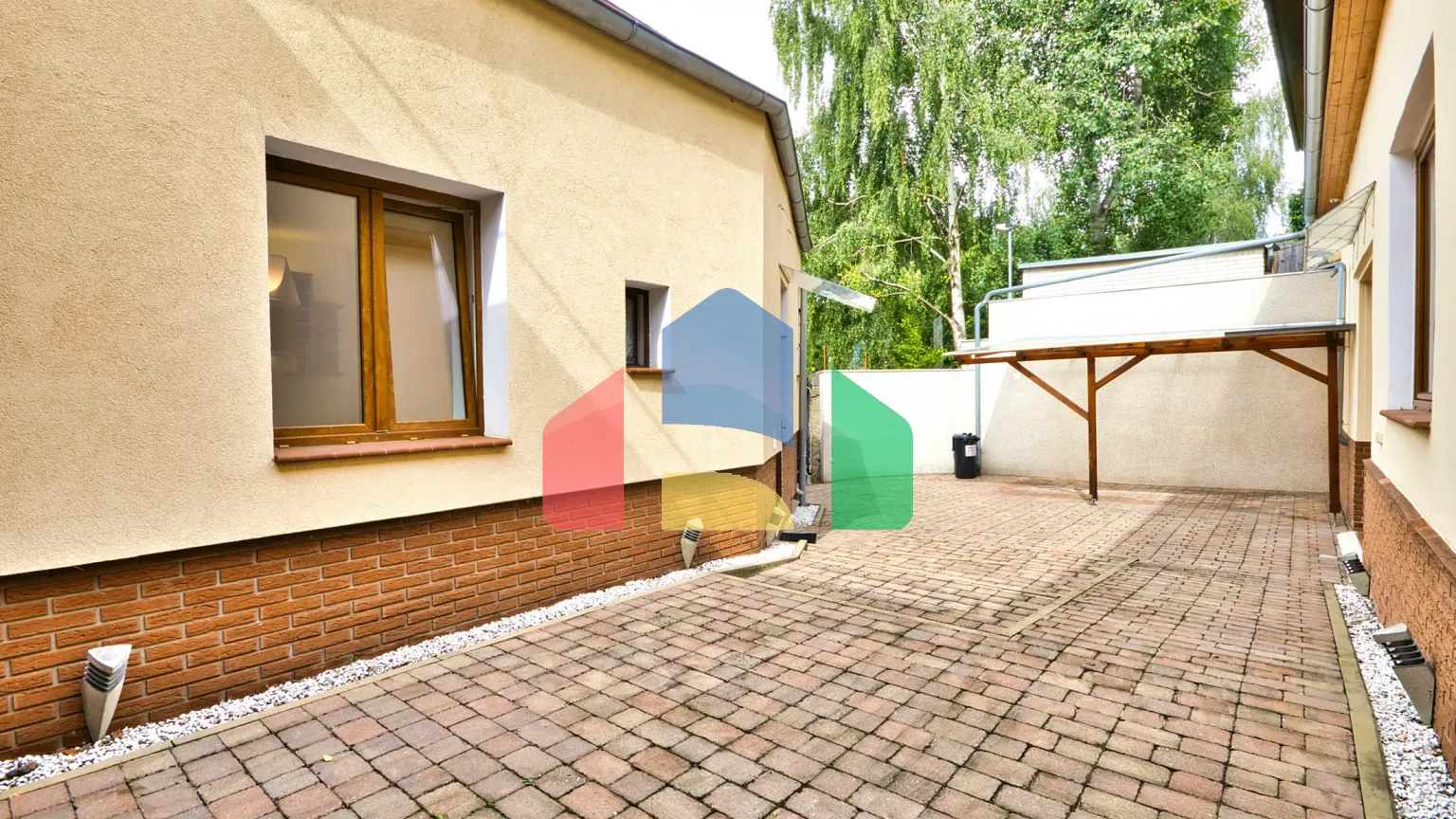 На продажу торговые помещения 402 m²