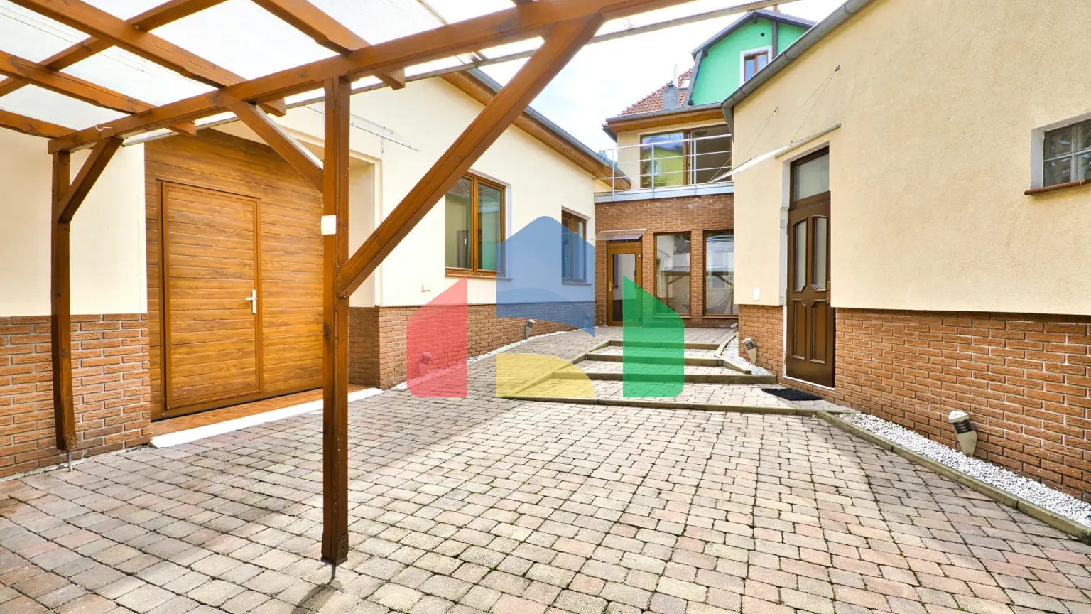 На продажу торговые помещения 402 m²