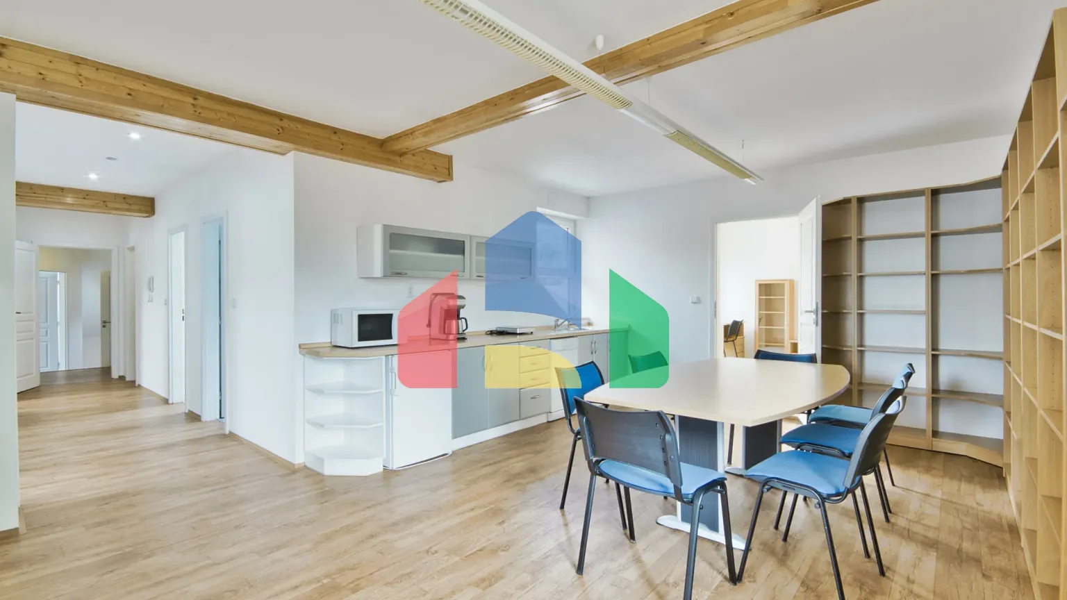 На продажу торговые помещения 402 m²