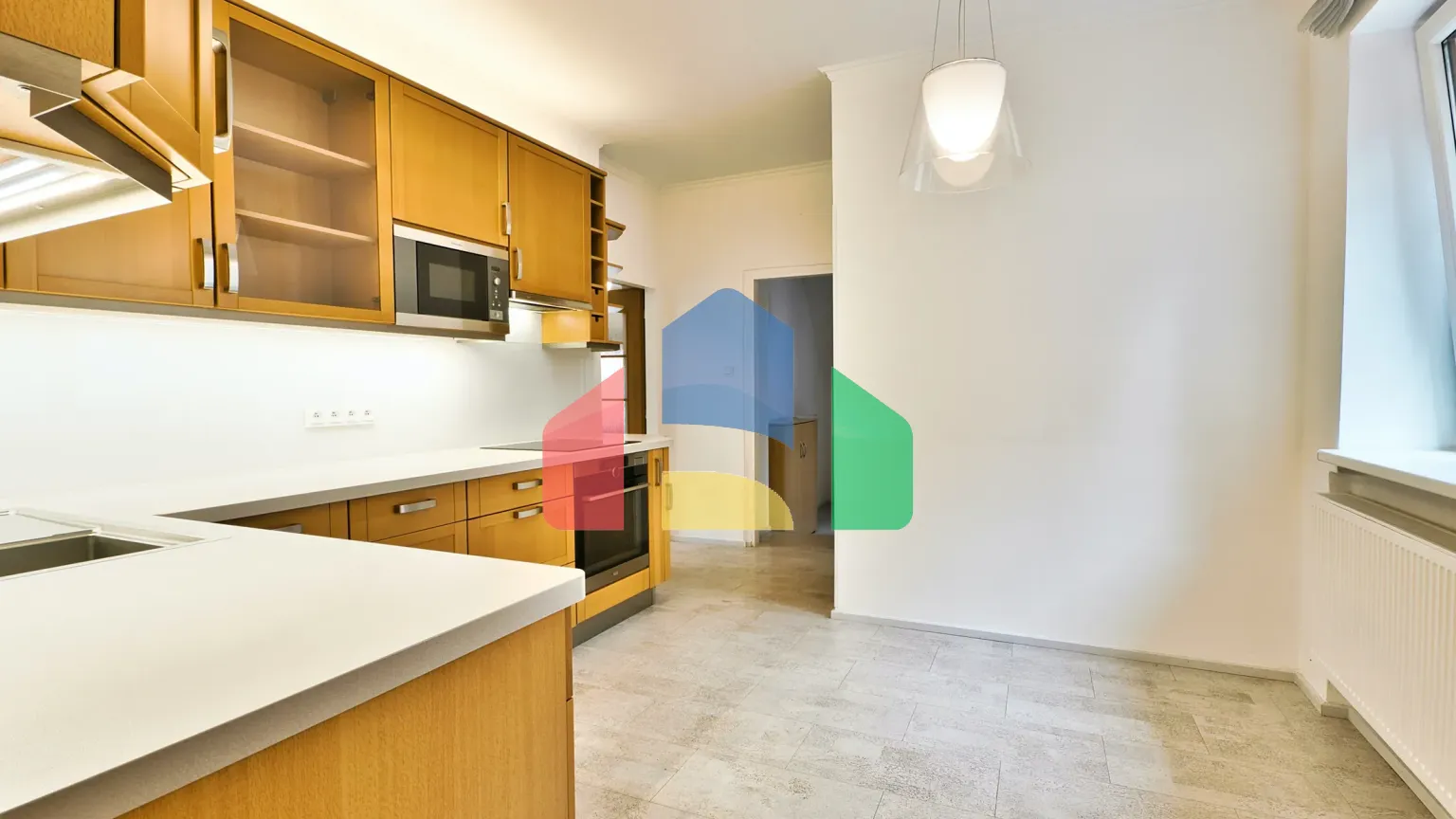 На продажу торговые помещения 402 m²