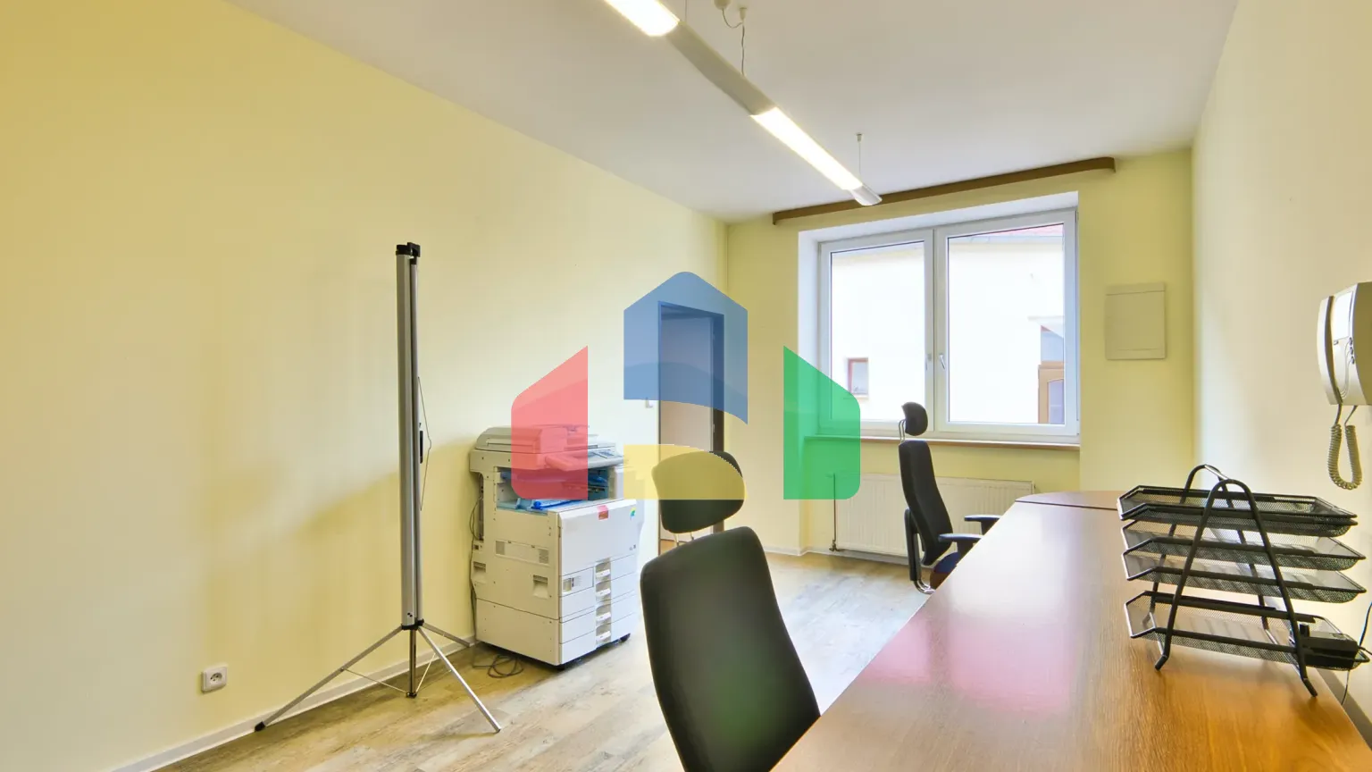 На продажу торговые помещения 402 m²