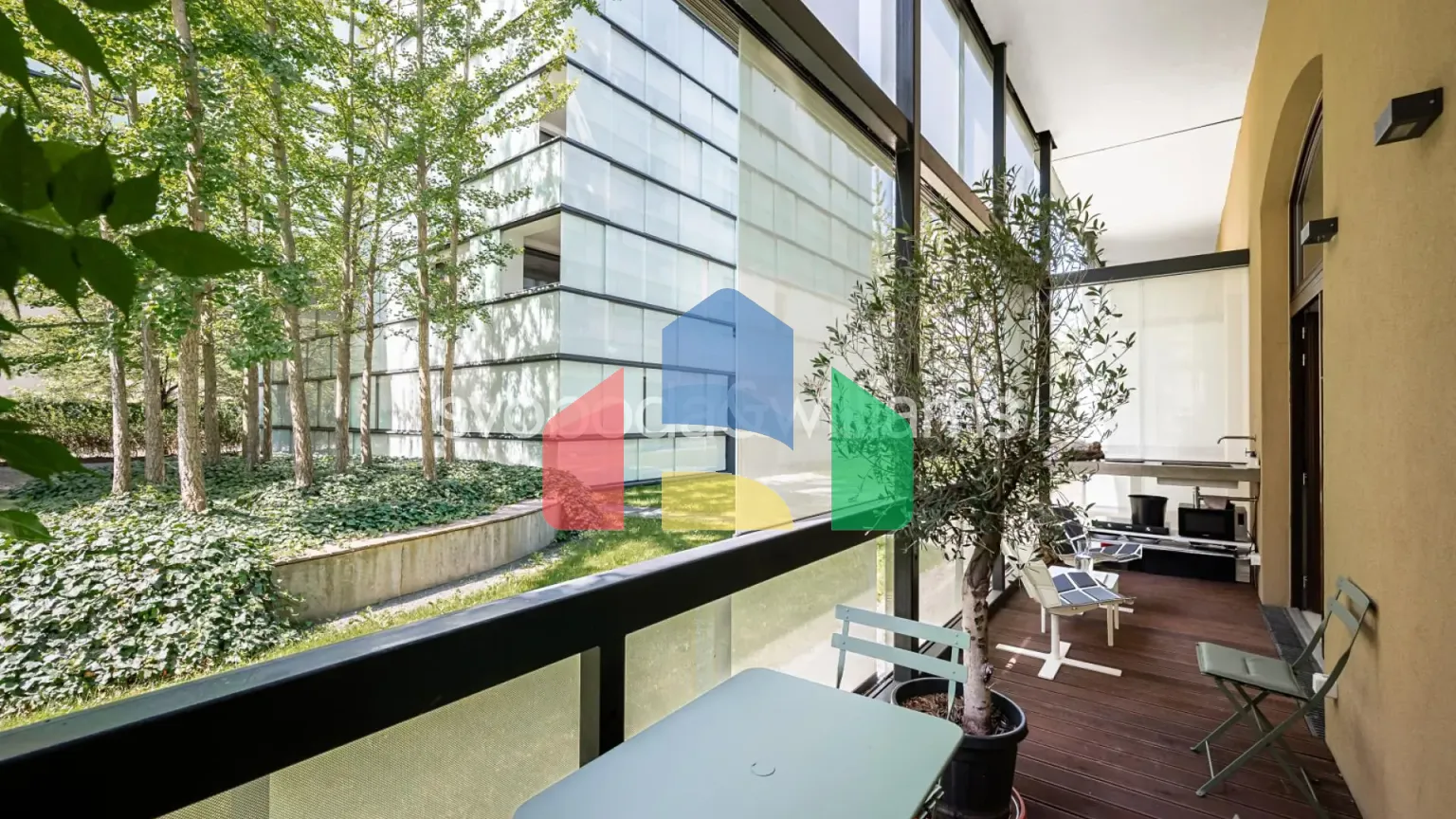 На продажу торговые помещения 210 m²